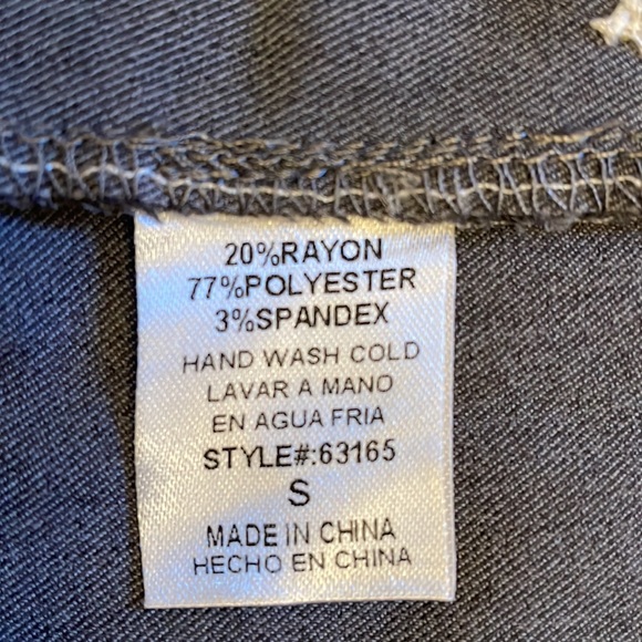 Size small Fora embroidered grey and white mini skirt. - Picture 5 of 5